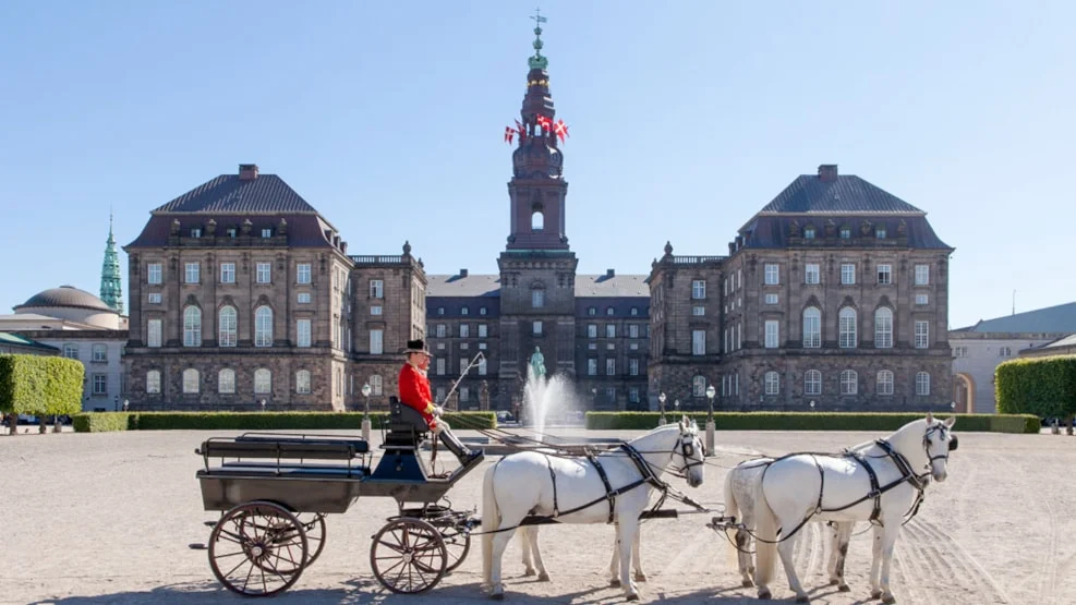 140262_Christiansborg_Slot_fra_Ridebanen